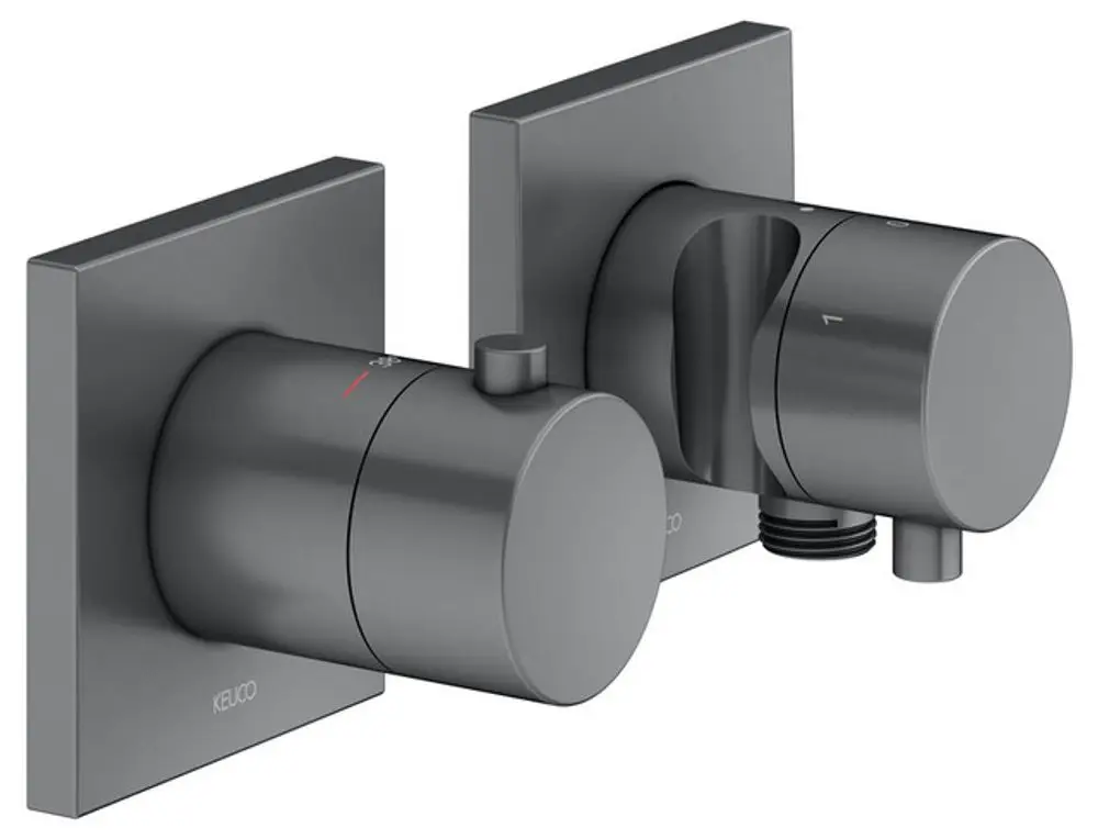 Zwei moderne Wasserhähne von Keuco in Schwarz-Chrom-Finish, jeweils mit runden Bedienelementen auf quadratischen Wandplatten montiert.